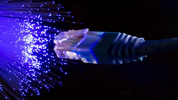 Fiber Optic, Jaringan Tak Terlihat yang Menggerakkan Revolusi Digital